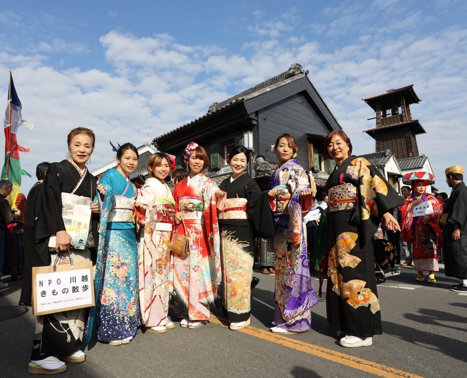 着物を着た女性たちが川越の街中で撮影。一番右に藤井さん。