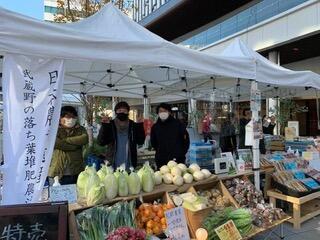 たくさんの野菜の前でポーズをする販売員さんたち