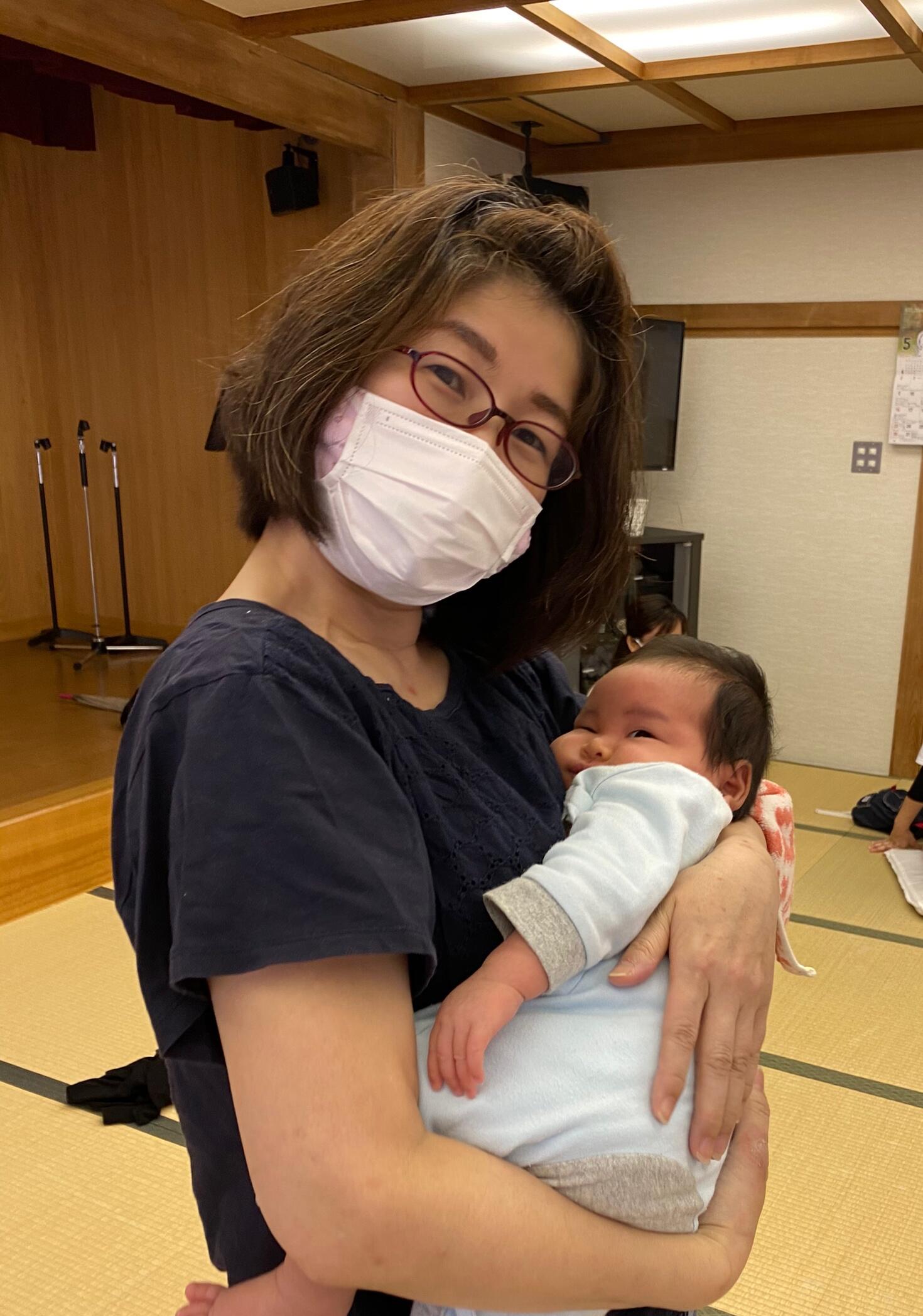 園川さんが赤ちゃんを抱っこしている
