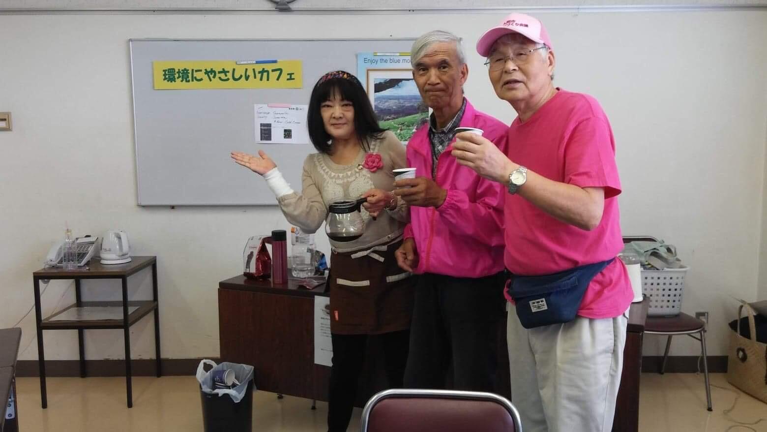 珈琲ポットを手に持った川名さんが参加者とポーズ