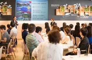 IKEA新三郷にて大勢の参加者の前で話をする笠井さん。