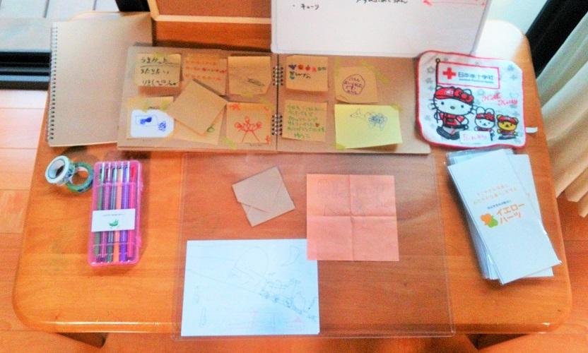 窓際の机に置かれたサンキューメッセージカードとホワイトボードの写真