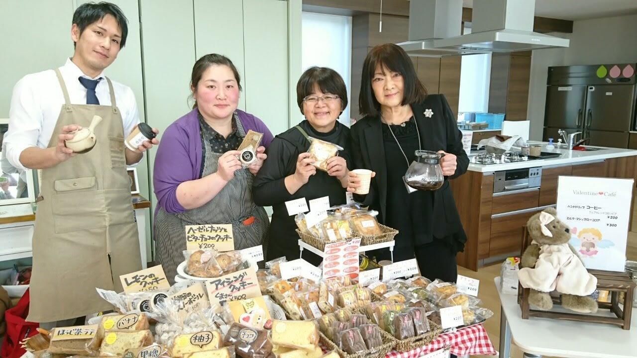 クッキーと珈琲を手に持った4人がポーズ。一番右に川名さん。