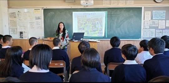 学校で講演する木村さん